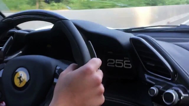 Ferrari 488 GTB 341 kmh Autobahn
