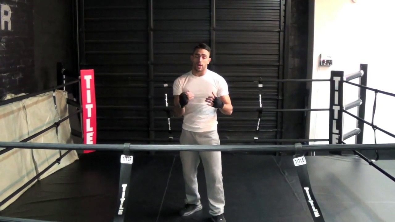 Boxing Superman punch from Muay Thai fighting