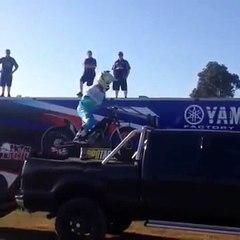 Motosiklet ile Akrobastik Hareket Yaparak, Kamyonete Park Etmek