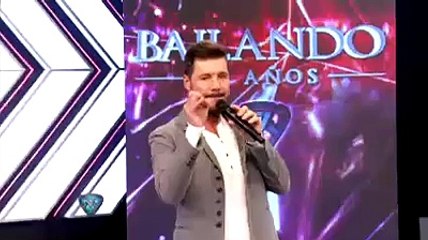 ¡Sin coronita y de punta en blanco! Juana Viale desparramó elegancia por la pista con su clásico