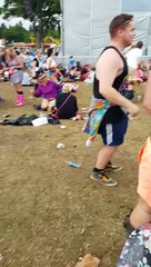 Un jeune danse sur la chanson "Uptown Funk"