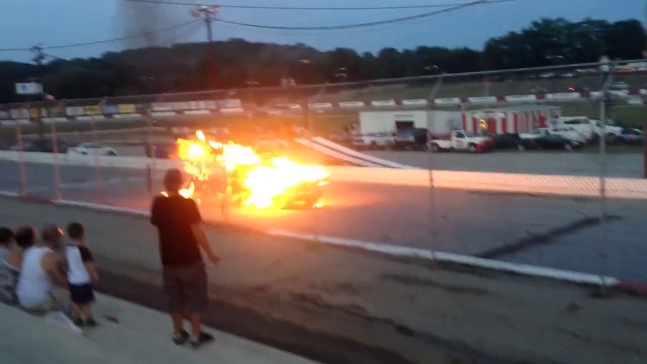 FAIL violent - Un cascadeur sur une voiture traverse un mur en feu