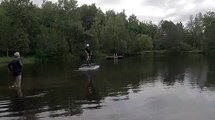 Il se balade en hoverboard sur un lac... Sympa les vacances