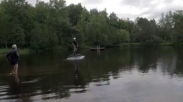 Il se balade en hoverboard sur un lac... Sympa les vacances
