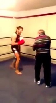 Papy boxeur met K.O un champion de boxe