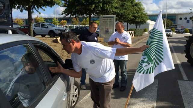 Les agriculteurs bloquent le Leclerc