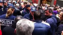 Sommossa popolare a Napoli contro i vigili urbani