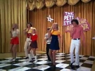 The Brady Bunch sings Sunshine Day and Keep On Dancing