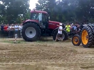 tiro alla fune. trattore vs agricoltori