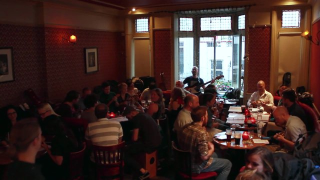 Un bar entier reprend Psycho Killer au Ukulele - 40 musiciens