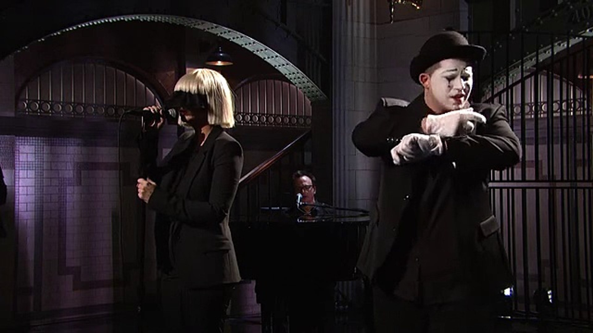 Sia - Chandelier (Live on SNL) - video Dailymotion