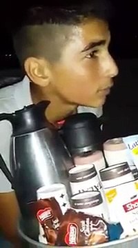 Çaycı çocuk Türkiye'nin yeni fenomeni Sahilde seyyar çay satan çocuğun müthiş konuşması