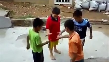 Kako neka deca igraju ''papir,kamen,makaze''