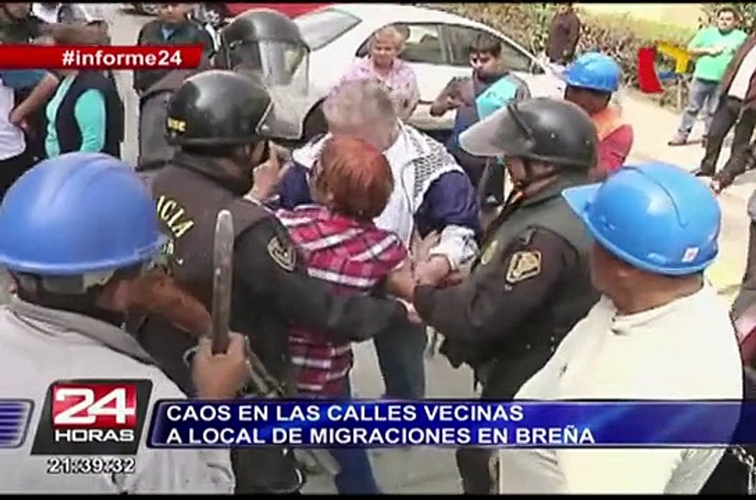 Caos en las calles vecinas  a local de migracio...