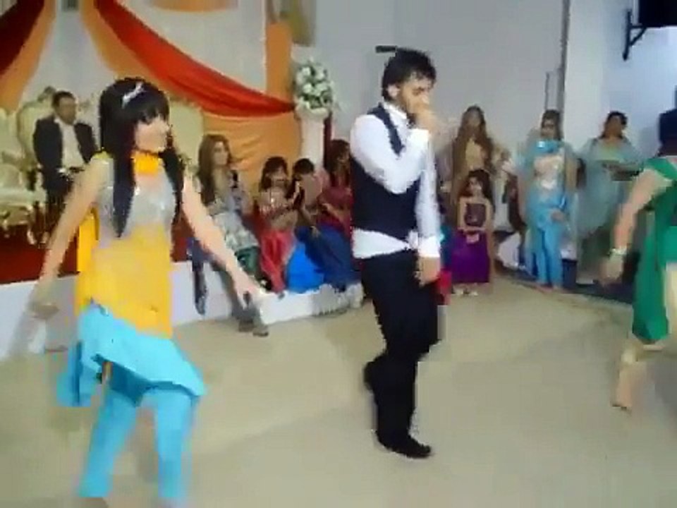 پاکستان میں شادی پر ڈانس کا نیا راوج عروج پر
