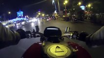 Johnny Trí Nguyễn lái xe moto phân khối lớn trên đường phố Sài Gòn