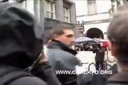 Padova - Polizia carica studenti con le braccia alzate
