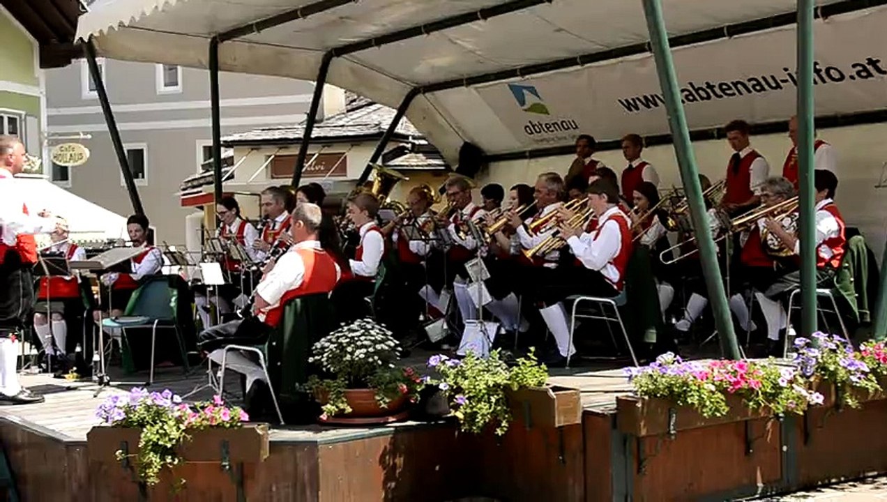 _DSC2968 Abtenau , fanfare municipale à la sortie de la messe du dimanche CLIP