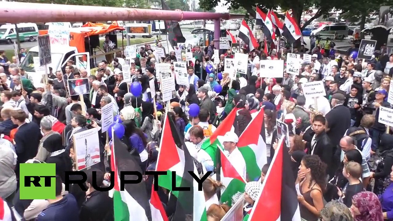 RAW: Pro-Palestinian protesters clash with pro-Israelis in Berlin