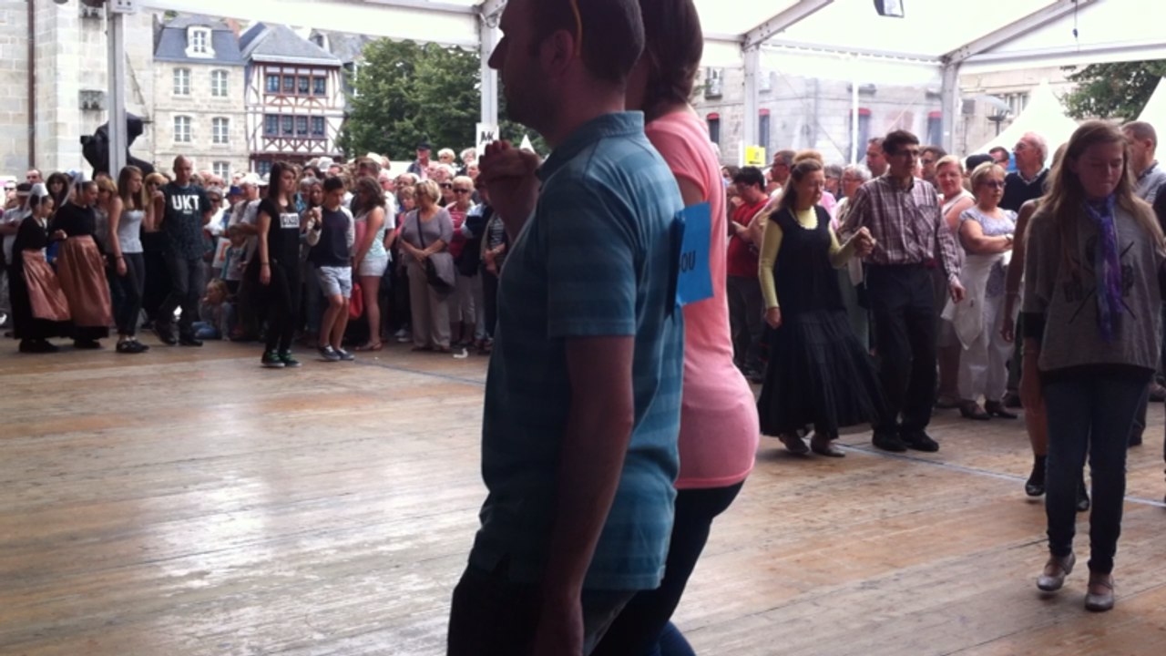 Cornouaille 2015. Tous les âges au concours de danse (gavotte de Quimper) !