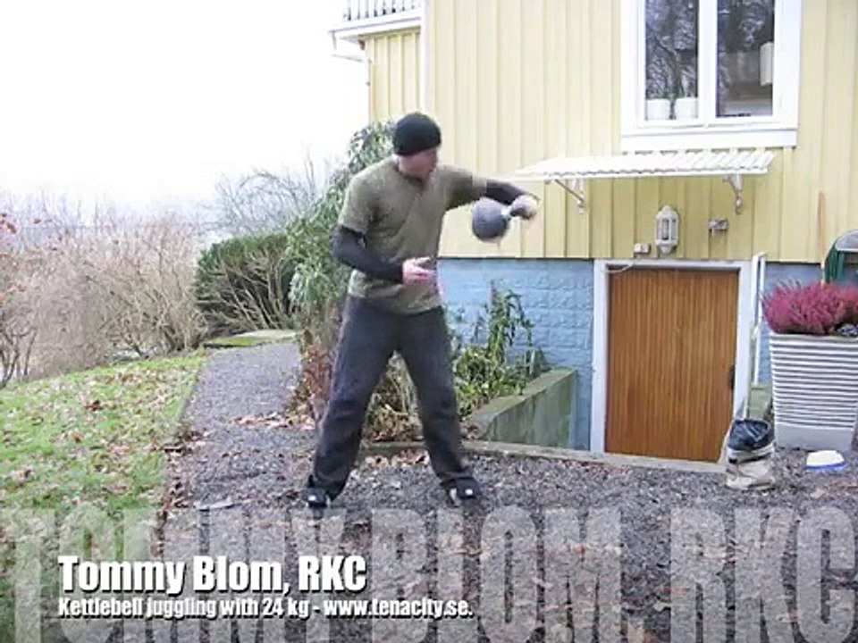 Tommy Blom - RKC, Juggling a 24 kg kettlebell