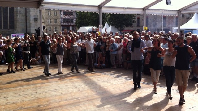 Cornouaille 2015. L'une des finales du concours de danse, place Saint-Co