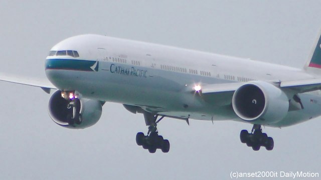 Hong Kong Airport Plane Spotting. Boeing 777 Landings Seen Up Close