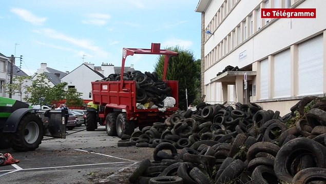 Auray. Les agriculteurs s'en prennent au centre des impôts