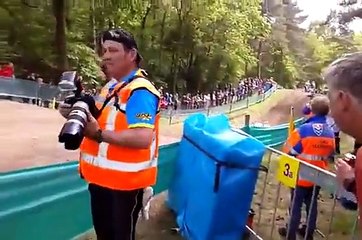 Une course avec des sauts spectaculaires en sidecars en Allemagne