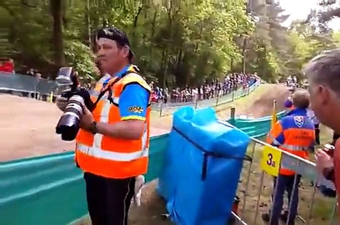 Une course avec des sauts spectaculaires en sidecars en Allemagne