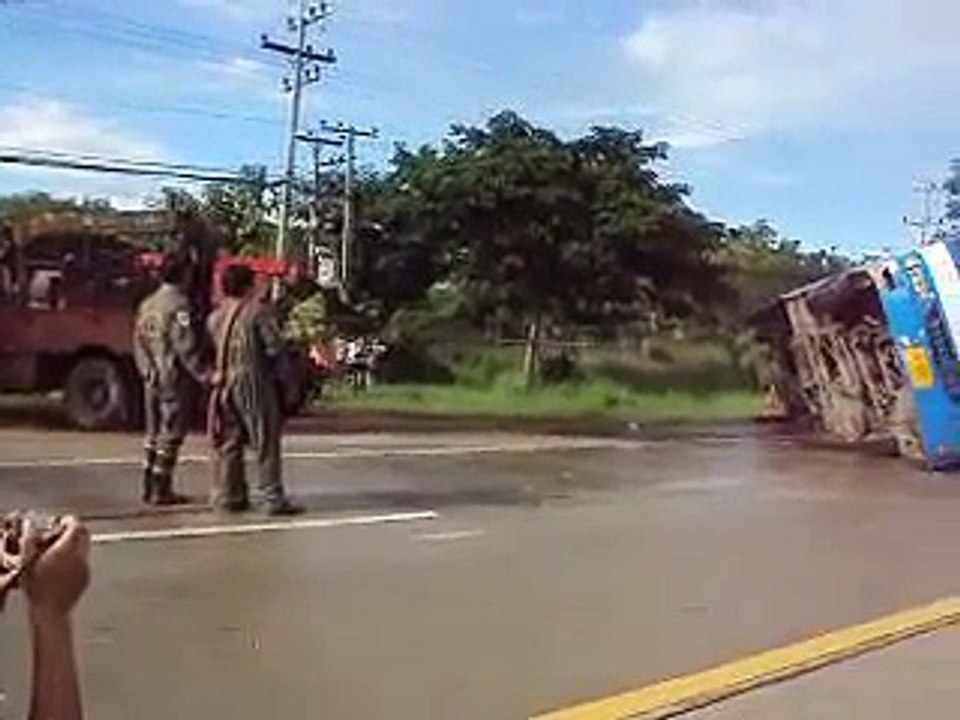 รถทัวร์พลิกคว่ำที่ลำปาง