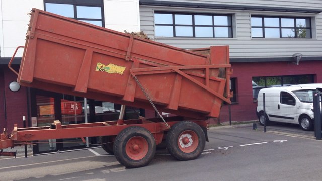 Les agriculteurs déversent leurs remorques sur des lieux publics