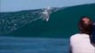Un surfeur chute dans une vague géante - machine à laver bien violente