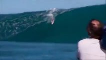 Un surfeur chute dans une vague géante - machine à laver bien violente