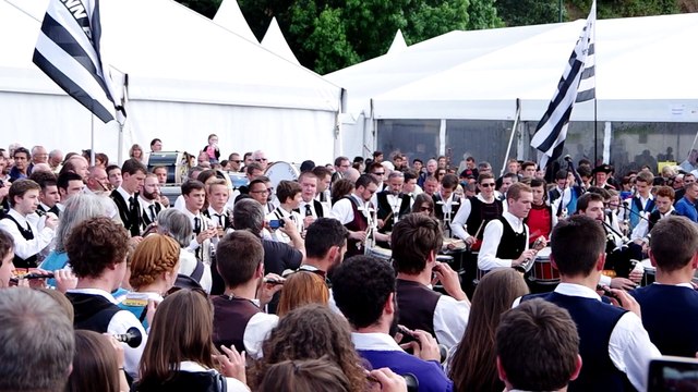 Flash mob de bagadoù au Cornouaille 2015, à Quimper