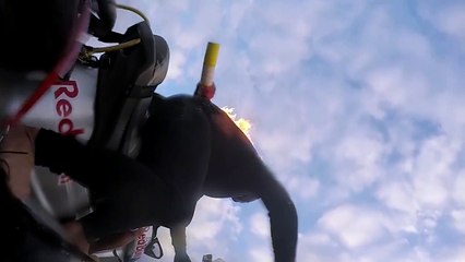 Surfista põe fogo em si mesmo e pega onda