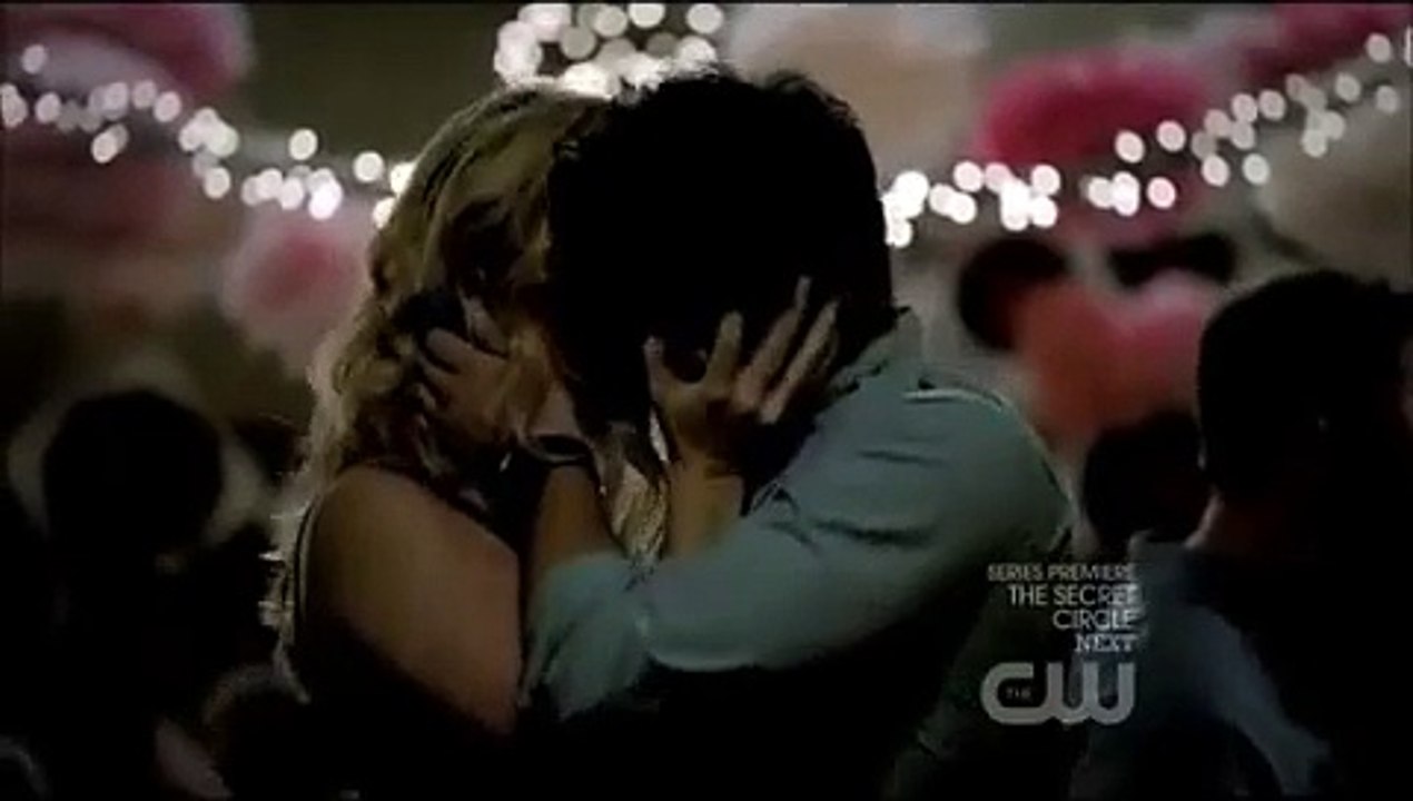 The Vampire Diaries 3x01 - Tyler and Caroline kiss
