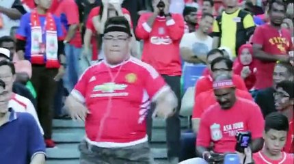 Dancing Manchester United fan sits in Liverpool crowd and absolutely LOVES it