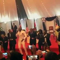 les pas de danse de Barack Obama au Kenya