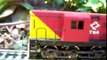locomotora ALCO escala H0 de los trenes de TBA con esquema de pintura amarillo y bordo