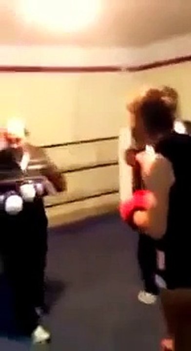 Grandpa VS young Boxer - young guy Knocked out