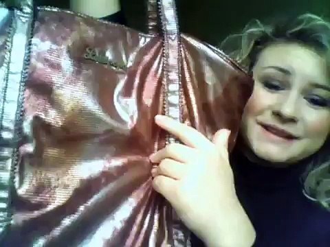 Vente d'accessoires : sac, porte-feuille, chaussures.