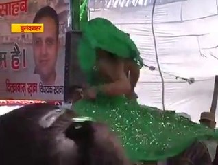 India mien Muslim politician ka logo ko jalsy mien akhata karny ka anokha tareeqa