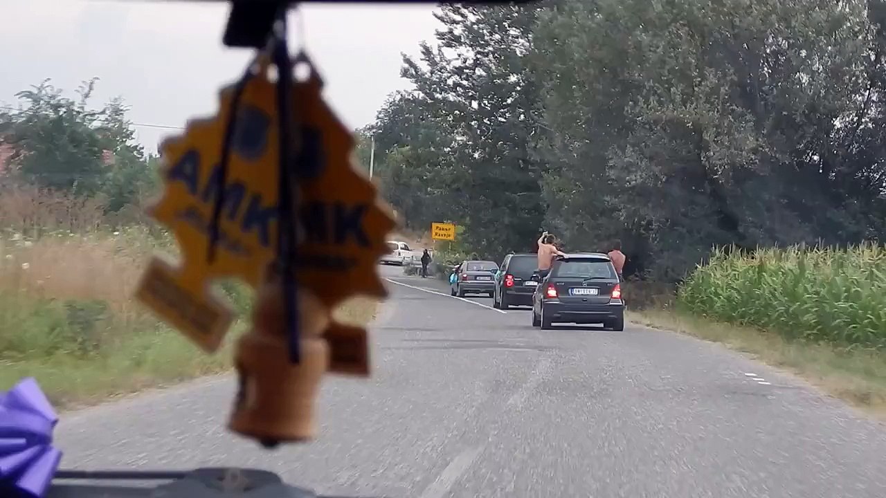 Un jeune tombe de la fenêtre d’une voiture ou il était assis