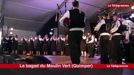 Cornouaille. Des bagadoù protégés de la pluie place Saint-Corentin