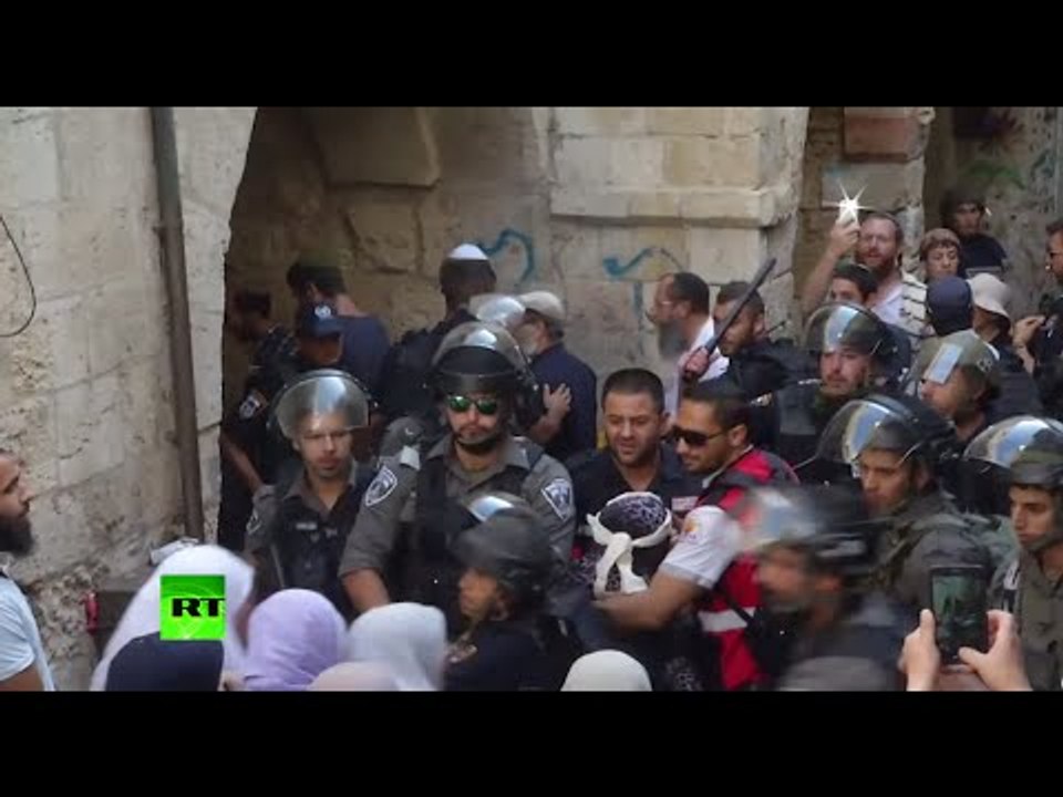 RAW: Palestinians scuffle with Israeli police in Jerusalem on Jewish holy day