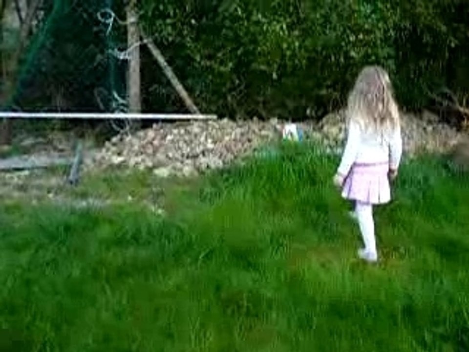 julie cherche son lapin de paques