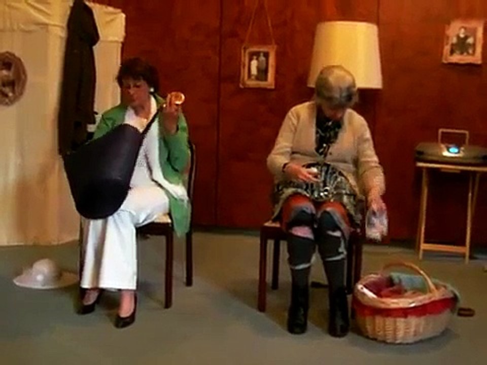 sketch ohne worte 2 damen im zug