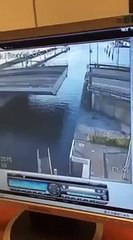 Car hits the water | Auto te water bij openstaande brug Grevelingensluis Bruinisse