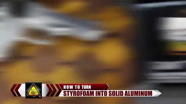 Il montre comment faire un pistolet avec du métal à la maison